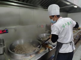 为进一步加强食堂服务质量
