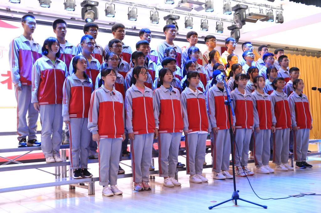 全体师生起立，奏唱国歌。