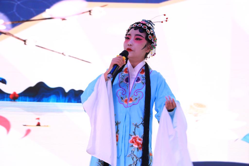 高二年级全体师生参加此次活动